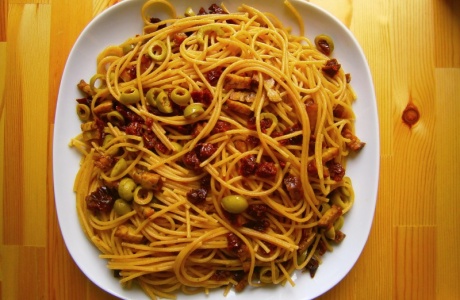 Špagety s tempehem a sušenými rajčaty