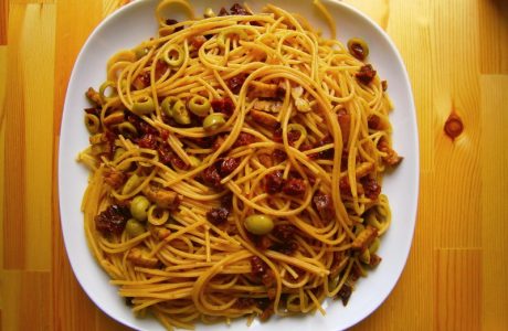 Špagety s tempehem a sušenými rajčaty