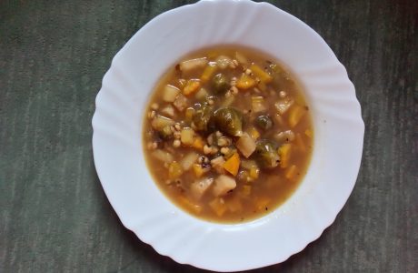 Hutná zimní zeleninová polévka