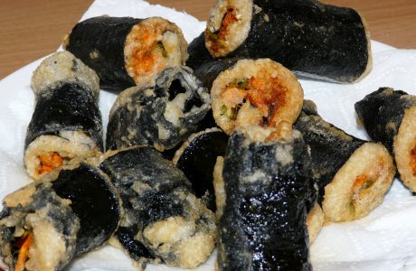 Smažené sushi rolky s curry pastou