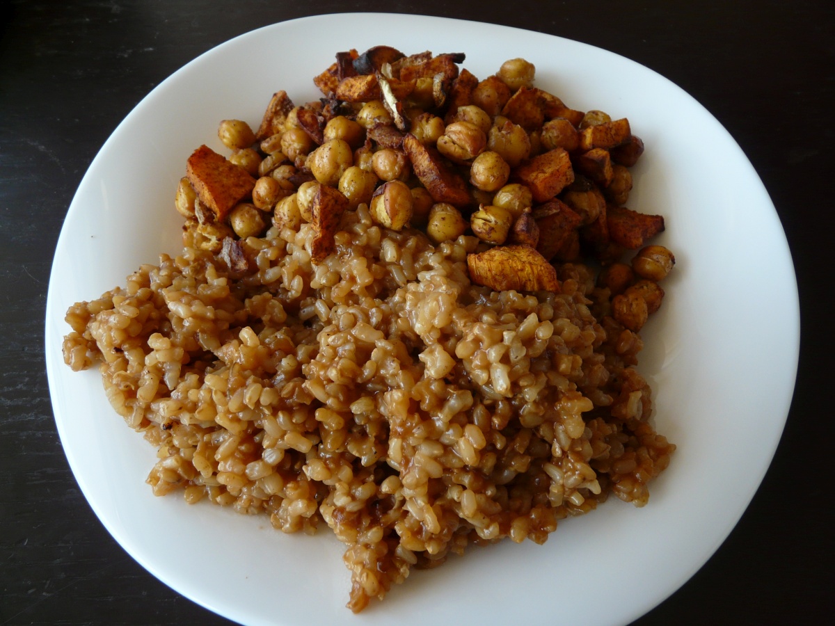 Batáto-cizrnový salát s miso rýží